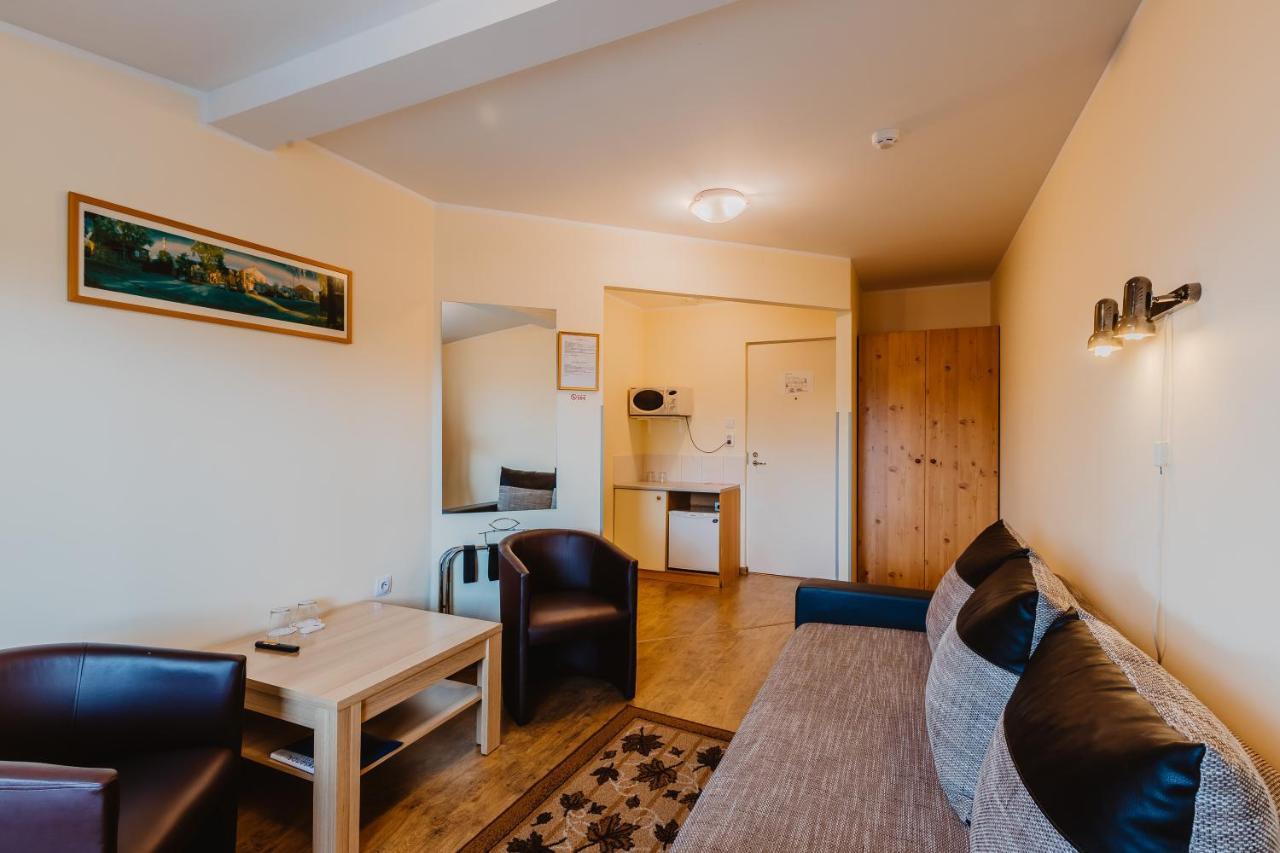 טרטו Aleksandri Hotel מראה חיצוני תמונה